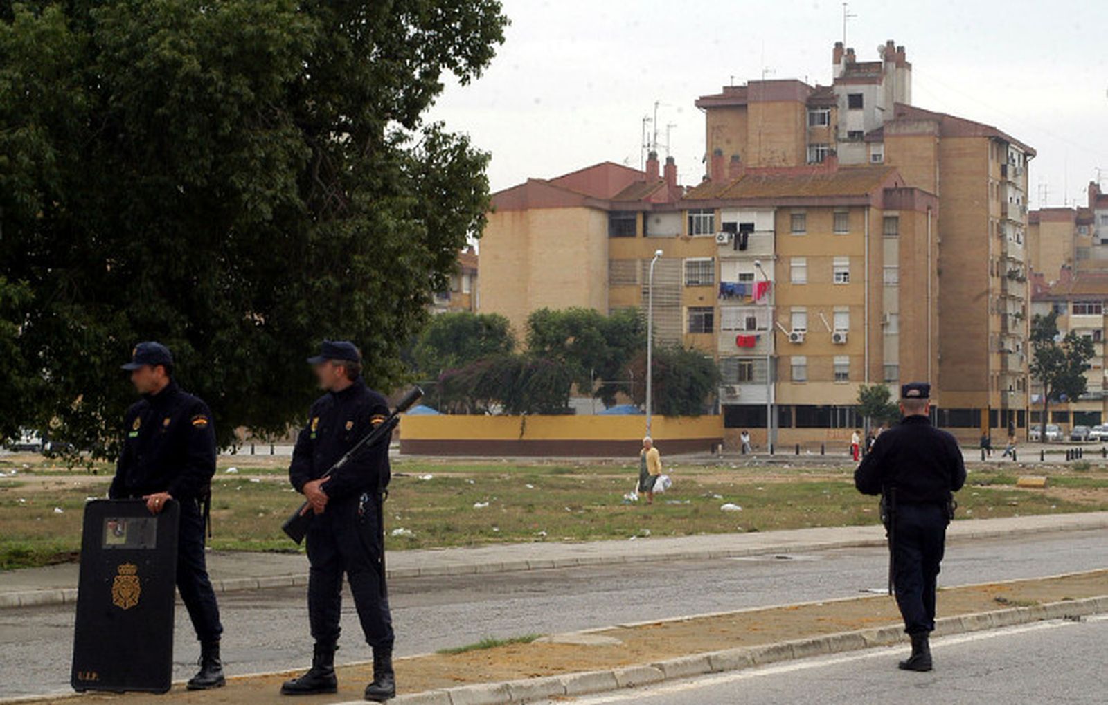 Agentes de la Policía Nacional, en un control en las Tres Mil viviendas.