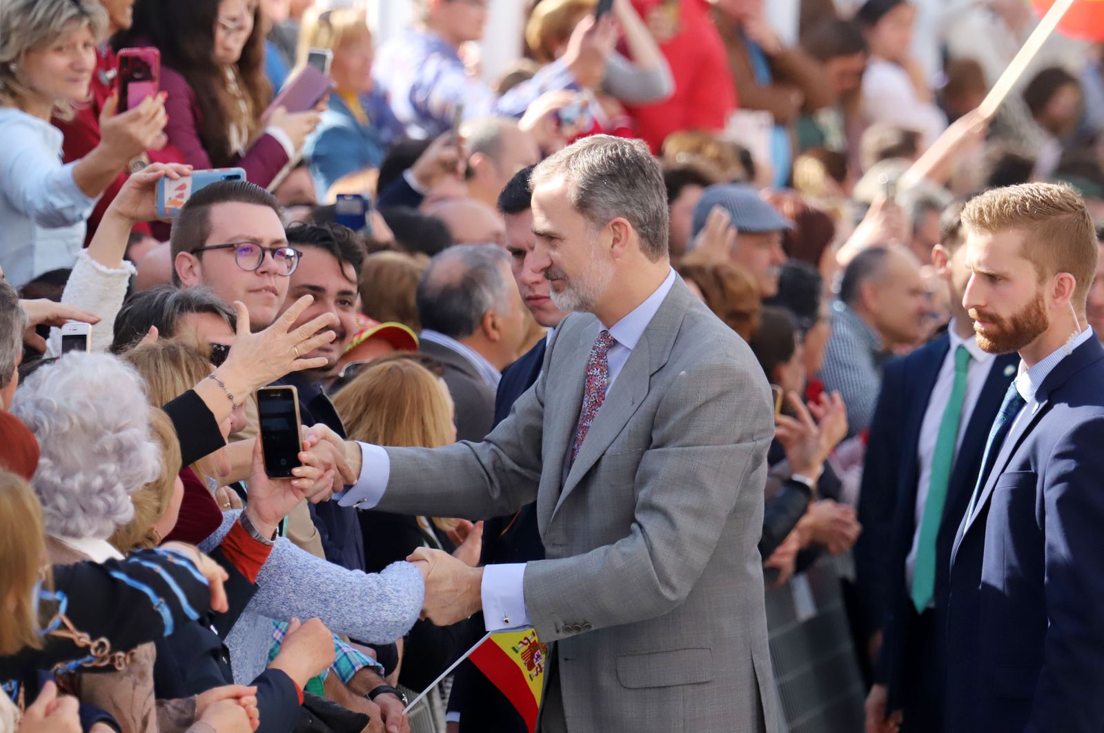 Imágenes de Don Felipe y Doña Letizia arropados por el cariño de los almonteños
