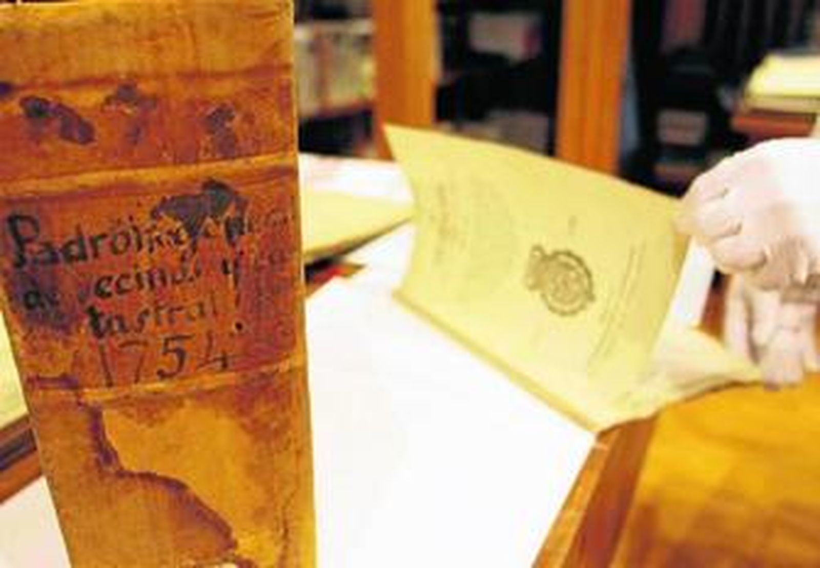 1. Se han reproducido en este último proceso un total de 17.000 páginas (imágenes a escala de grises) procedentes de distintos documentos. 2. La empresa encargada de esta digitalización es la firma granadina Scanea2. 3 y 4. Esta serie documental comienza en el siglo XVI y termina en el siglo XIX. Junto a ellos se encuentra el Catastro del Marqués de la Ensenada, probablemente la documentación más rica sobre la población que se ha elaborado en la Historia de España. Ahora, digitalizada en Santa Fe.