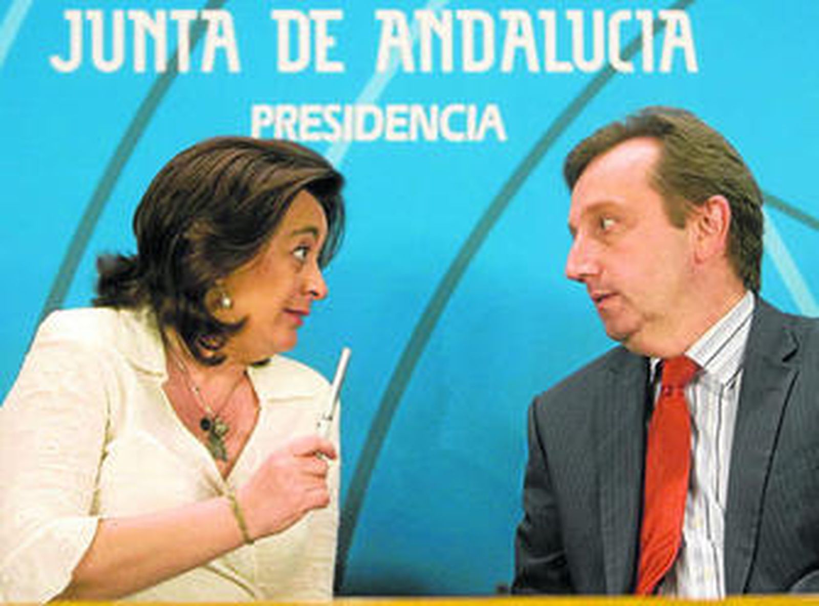 Mar Moreno, portavoz y consejera de la Presidencia, ayer, con el consejero de Empleo, Manuel Recio.