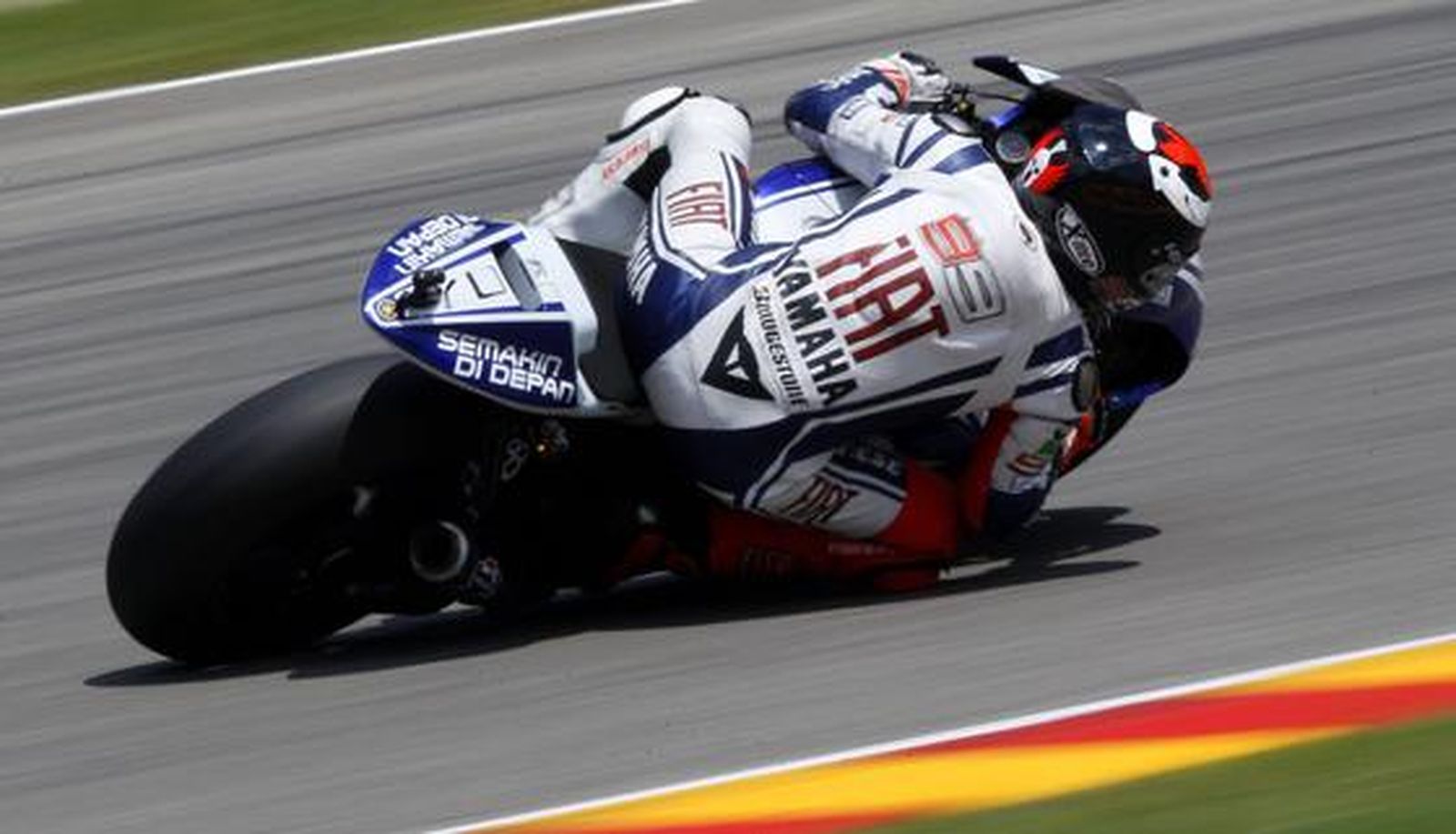 Lorenzo tomando una curva en MotoGP.

Foto: Reuters