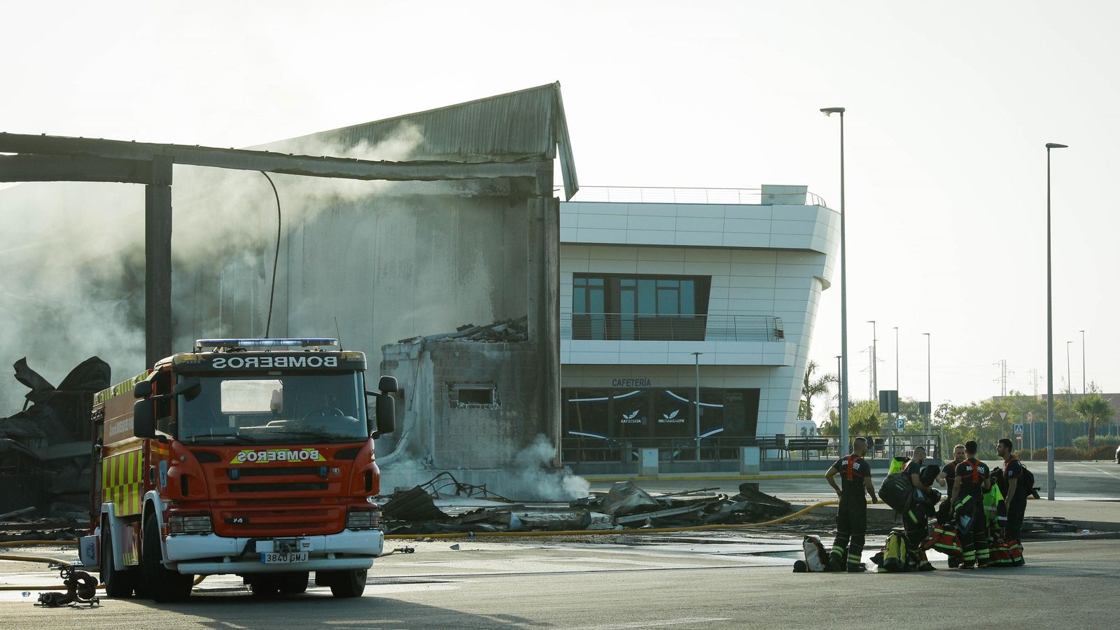 Los bomberos recogen sus equipos tras el gran trabajo realizado.