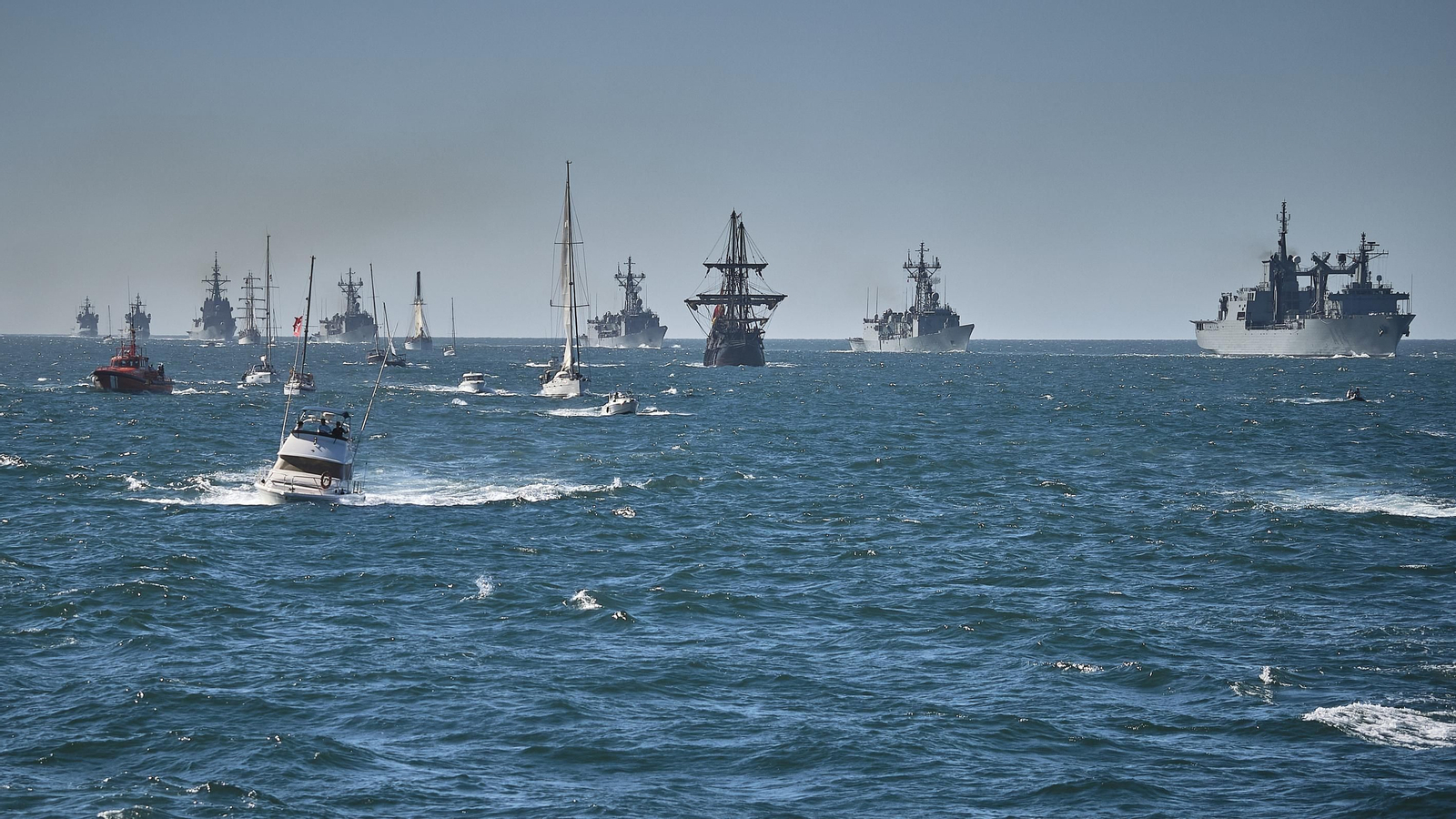 Parada naval y aérea en homenaje a Elcano en aguas de Sanlúcar. Parada naval y aérea en homenaje a Elcano en aguas de Sanlúcar.
