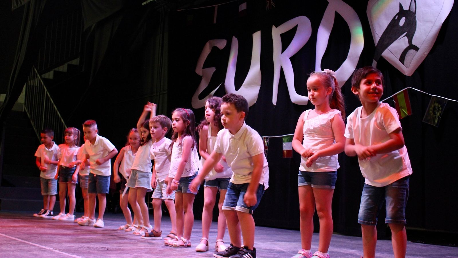 Auténticos cantantes y bailarines sobre el escenario.