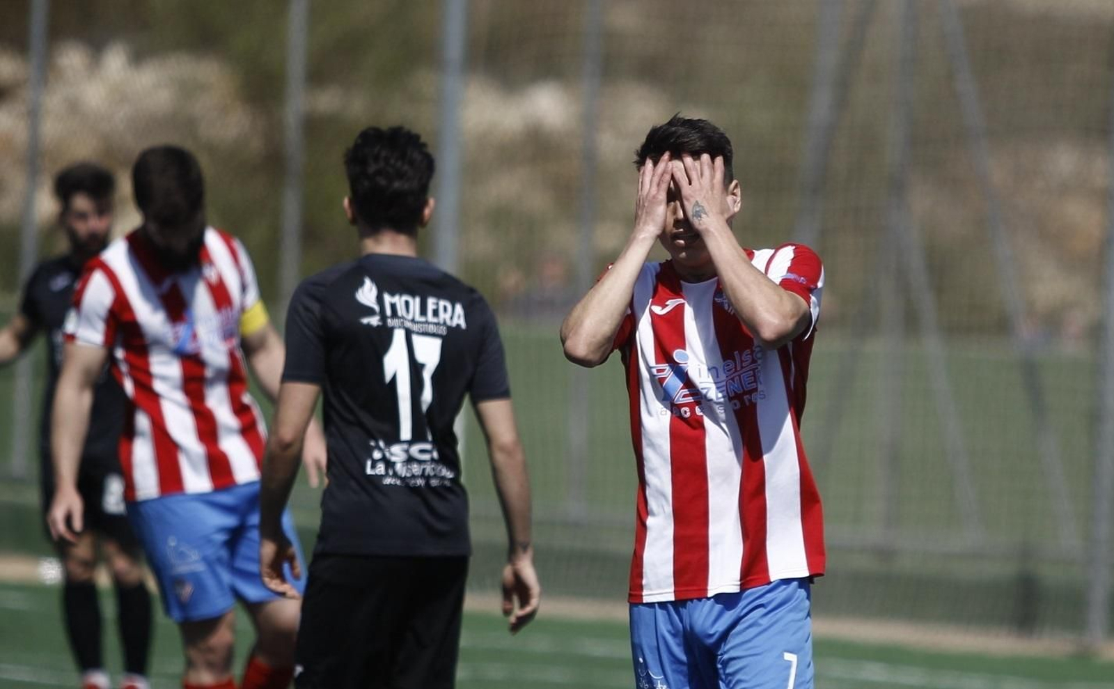 Un rojiblanco se lamenta tras fallar una ocasión durante un partido de la presente campaña.