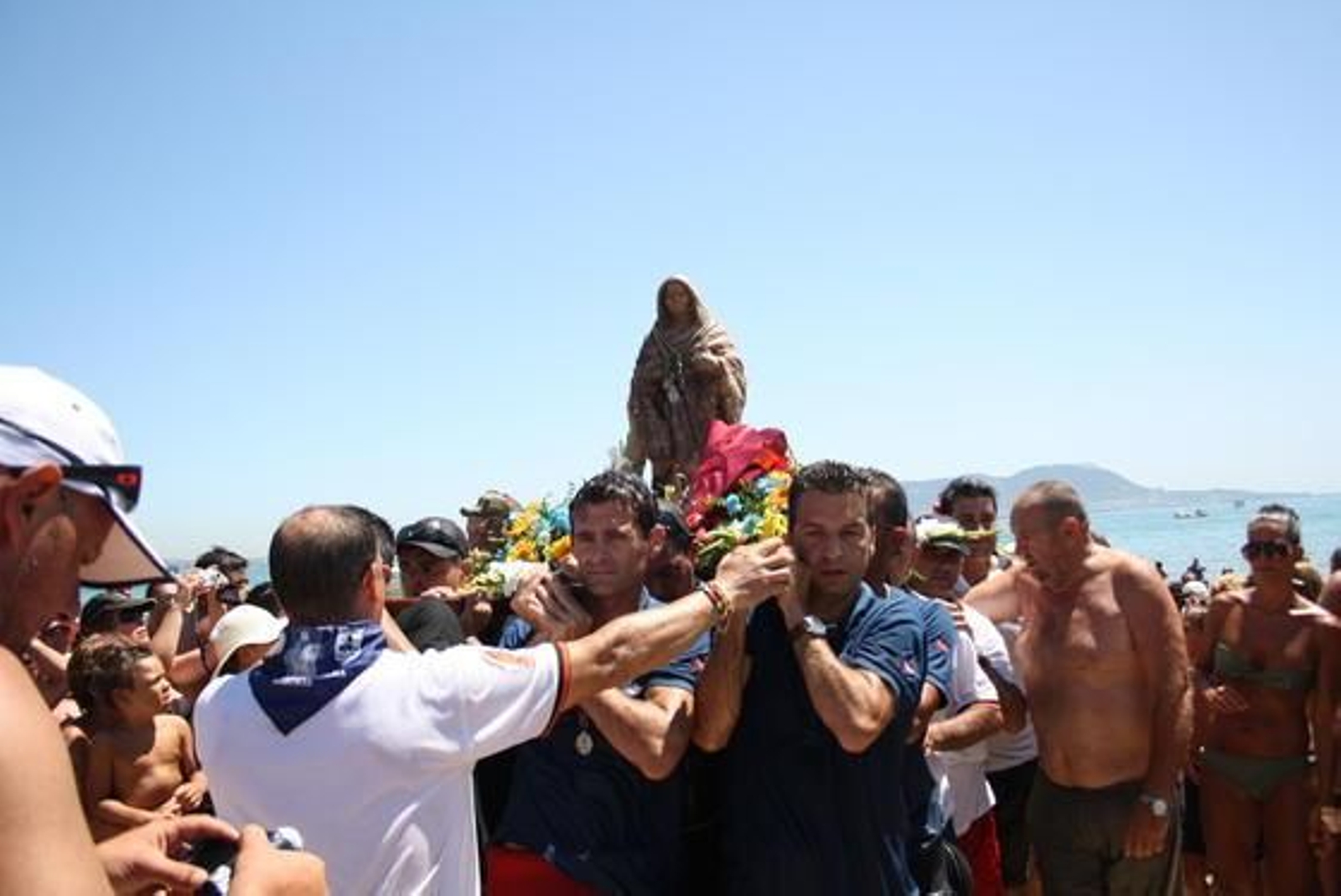 Miles de fieles recibieron con entusiasmo a la imagen en su llegada a la playa.

Foto: Fran Montes