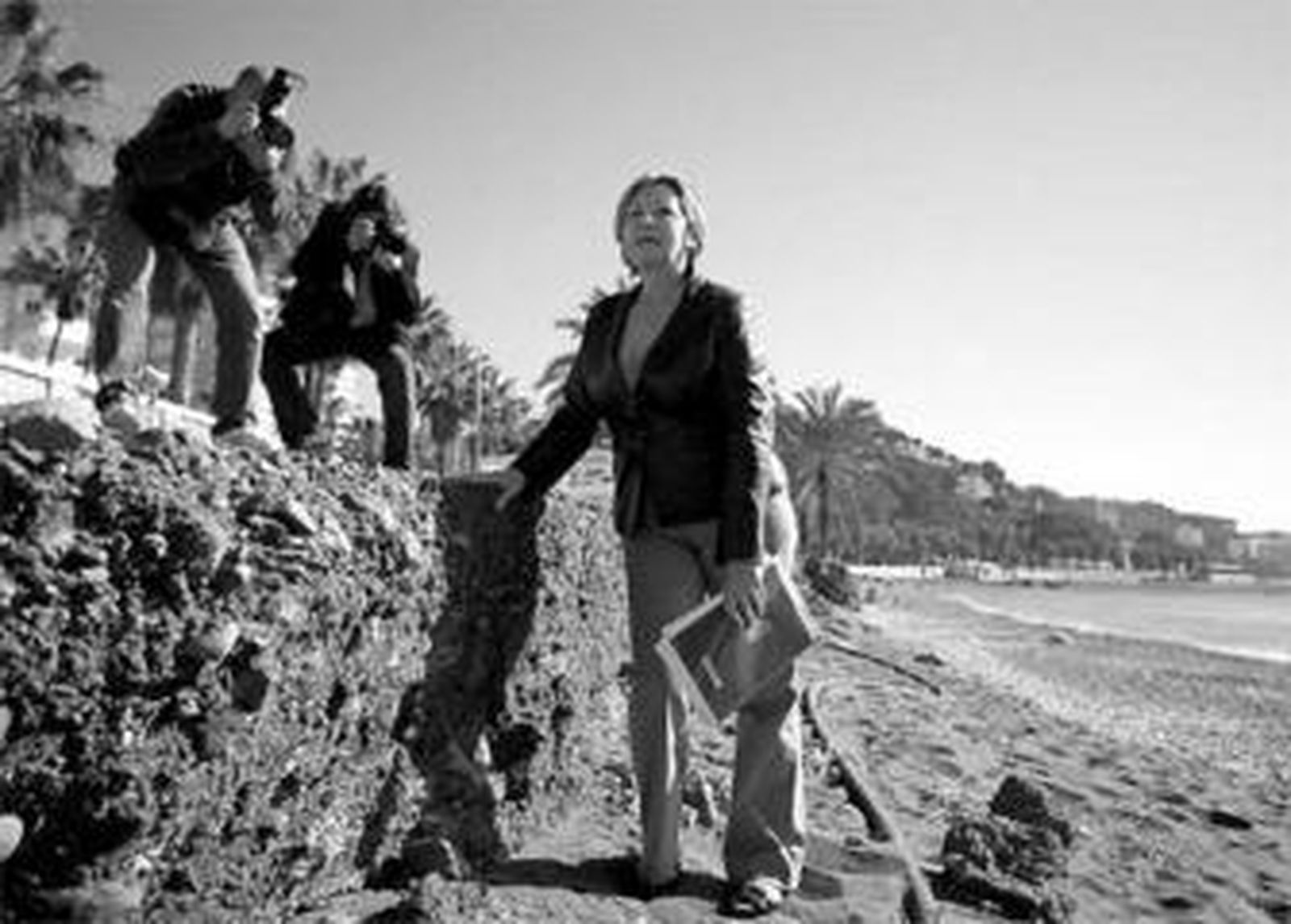 Celia Villalobos, ayer, en la maltrecha playa de La Caleta.
