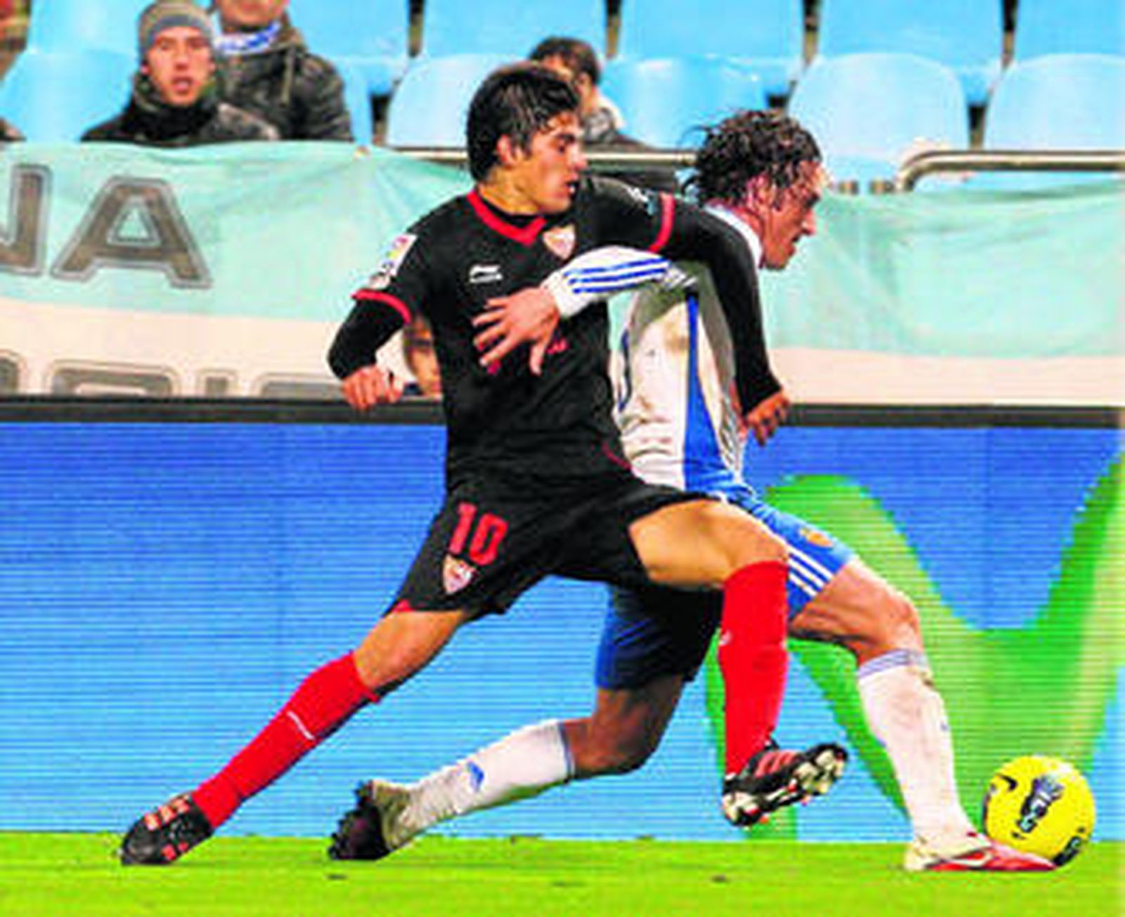Perotti pelea un balón junto a Lanzaro.