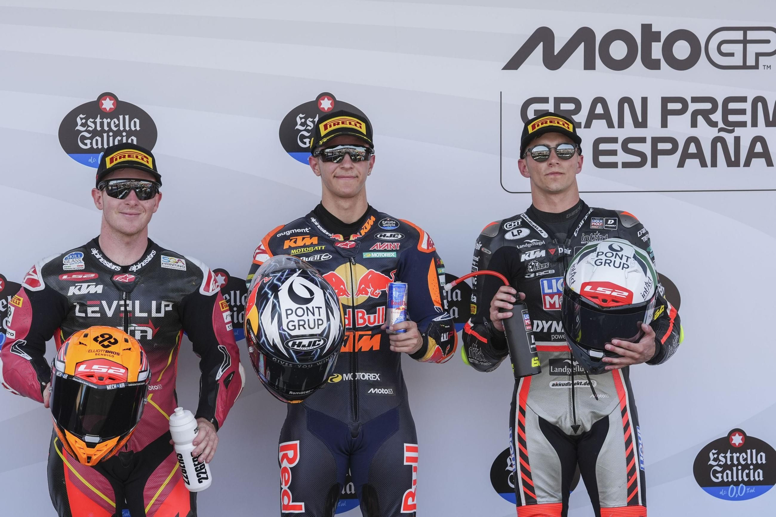 Rueda, Kelso y el brenero David Muñoz posan tras los entrenamientos de Moto3.