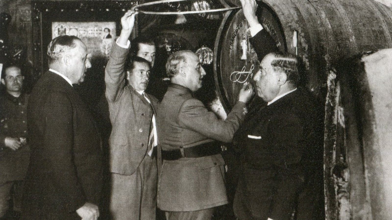 Franco plasma su firma en Domecq, 1943.