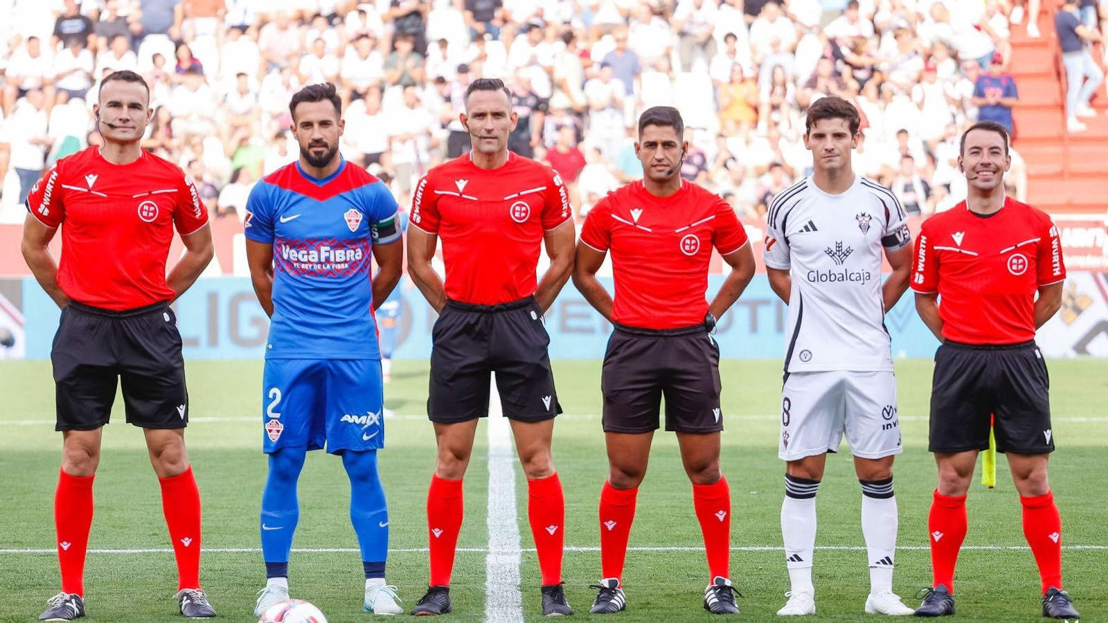 José Antonio Palomares (segundo árbitro por la derecha), junto a Orellana Cid y los capitanes de Albacete y Elche
