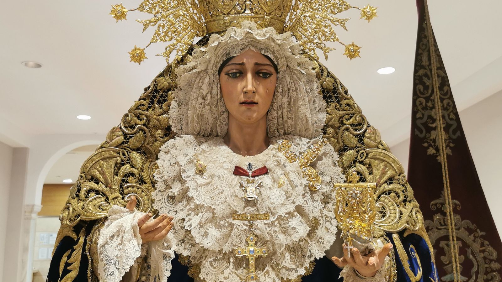 La Virgen de Consolación con la Granada de Oro a la derecha de la Medalla de la Ciudad
