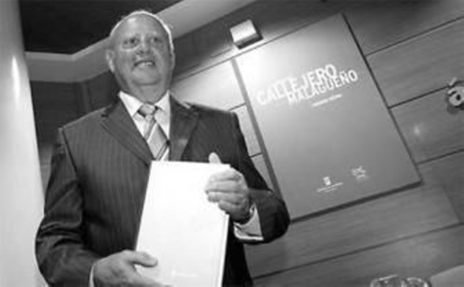 Domingo Mérida posaba ayer sonriente con su última obra escrita.