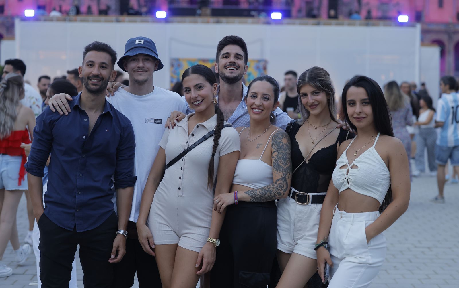 Búscate en las fotos del concierto de Bizarrap