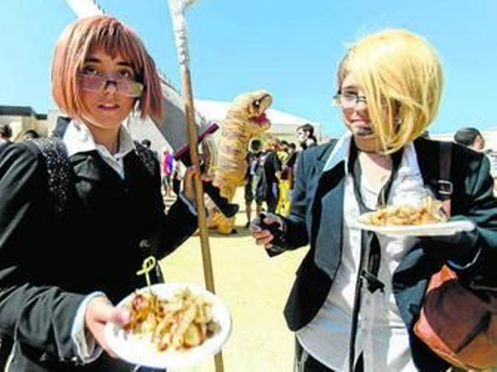 EL GRAN DÍA DEL COSPLAY  Jóvenes de diferentes puntos de la provincia e, incluso, de Andalucía se acercaron a la segunda jornada del Festival Manga de Cádiz ataviados con todos los detalles de sus personajes favoritos. Los primeros asistentes hicieron cola desde las ocho menos veinte de la mañana.