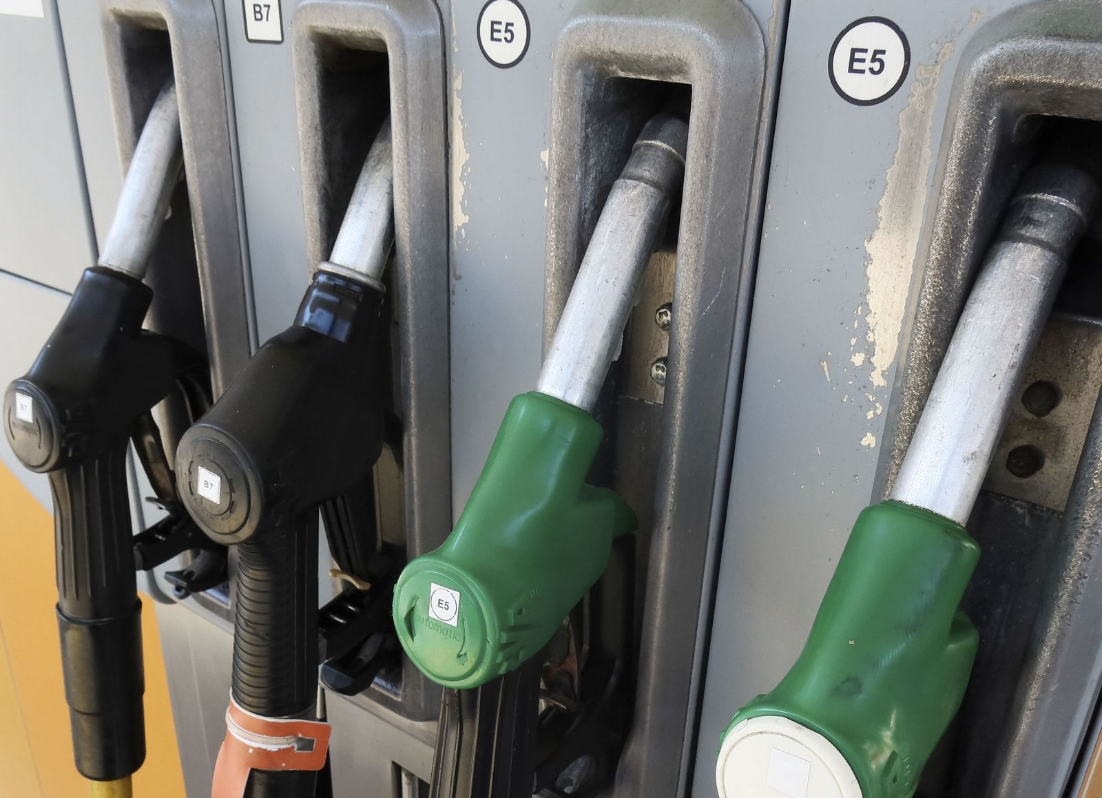 Surtidores de gasolina en una estación de servicio.