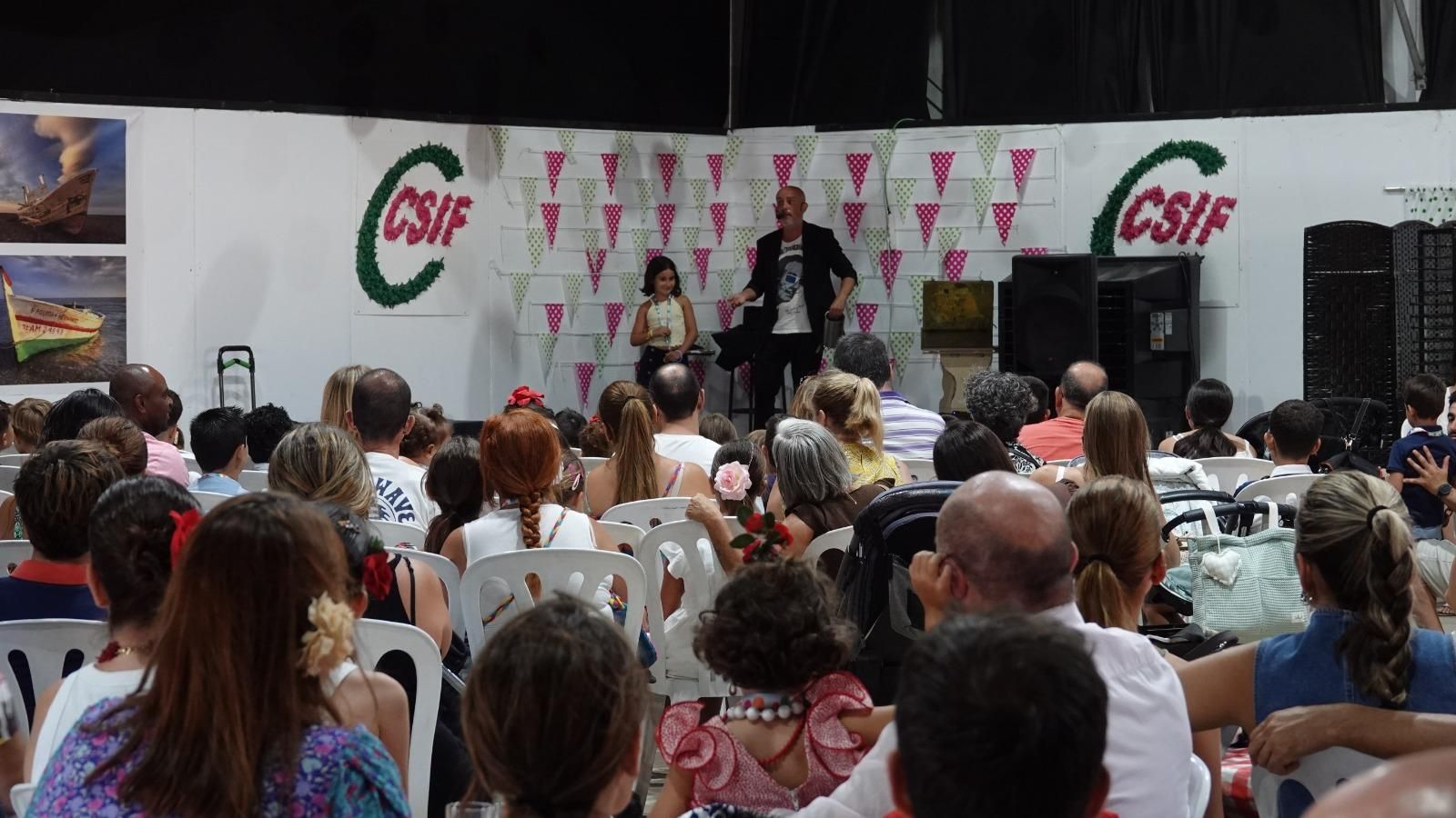 Actuación de mago Manley en la fiesta infantil de CSIF.