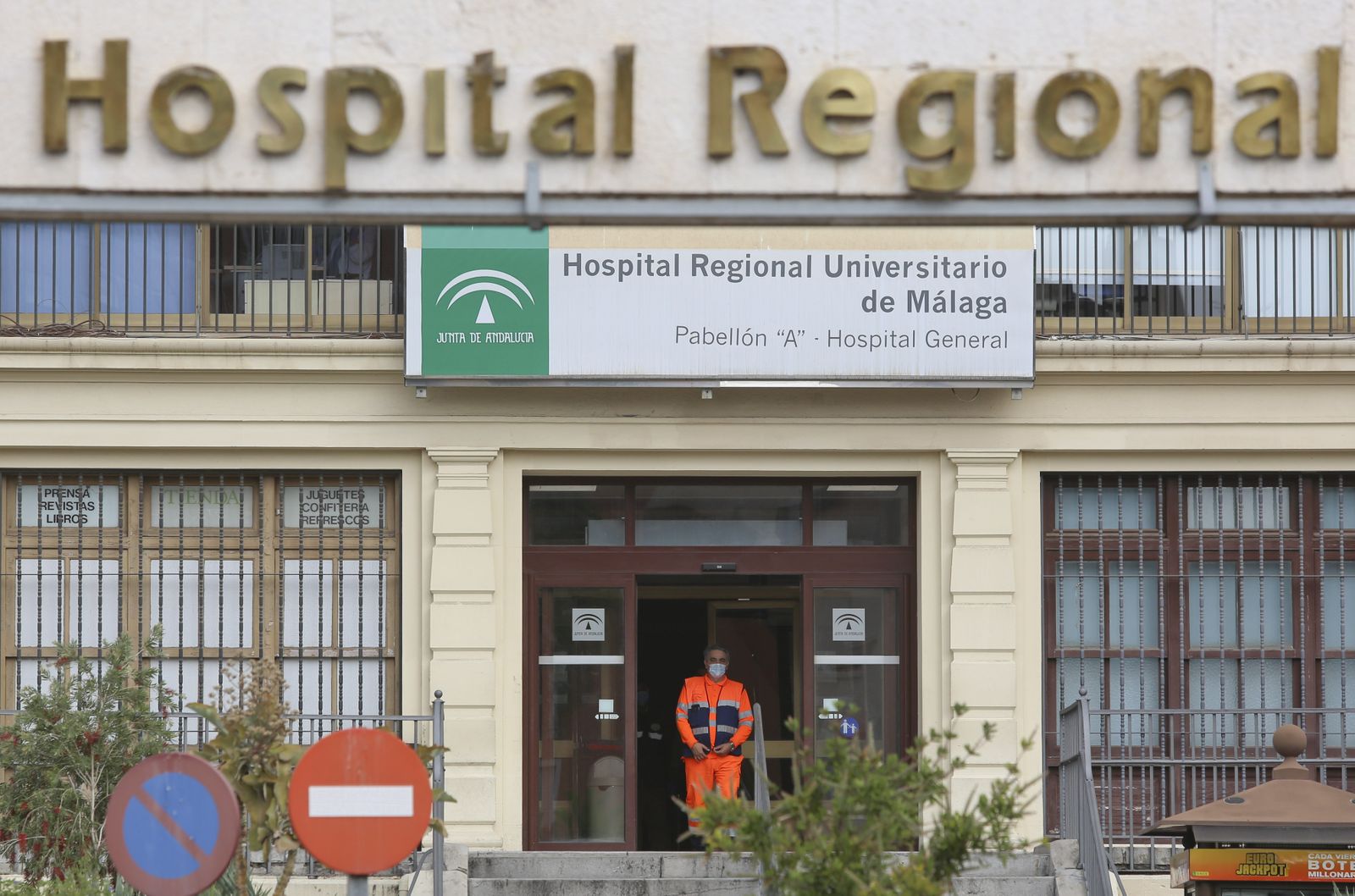 Salir a donar sangre en la Málaga del coronavirus, en fotos