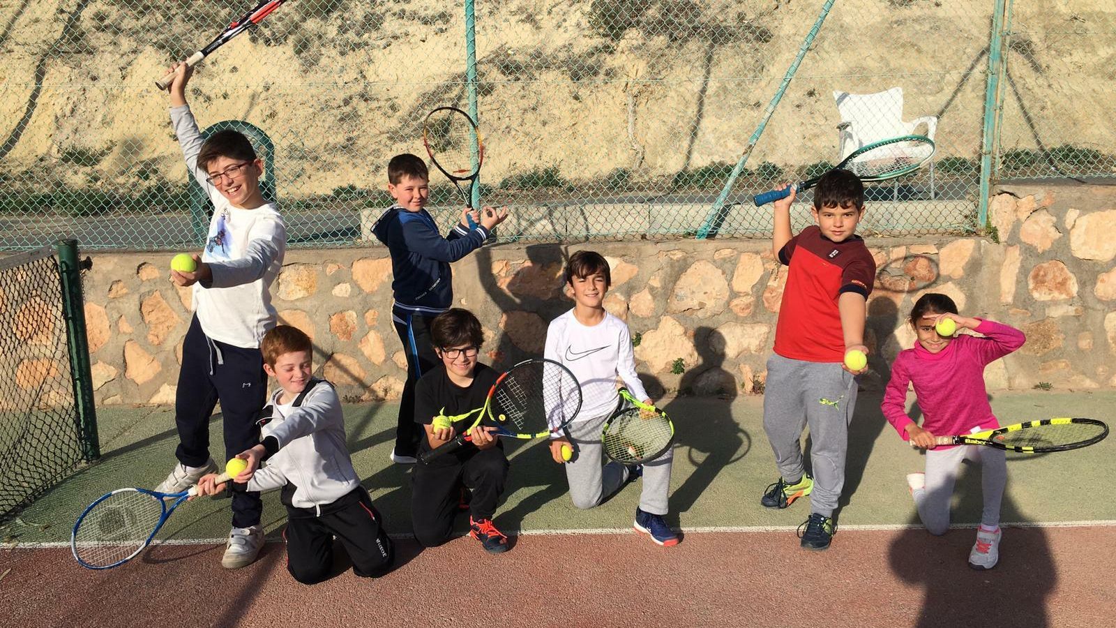 Alumnos en una escuela anterior en el club huercalense.