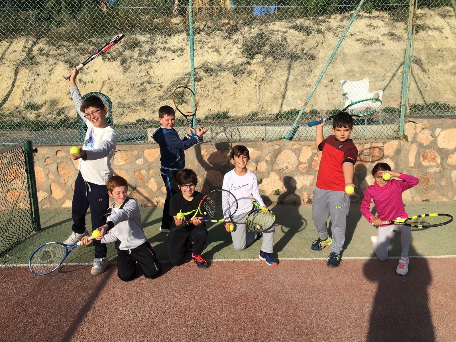 Alumnos en una escuela anterior en el club huercalense.