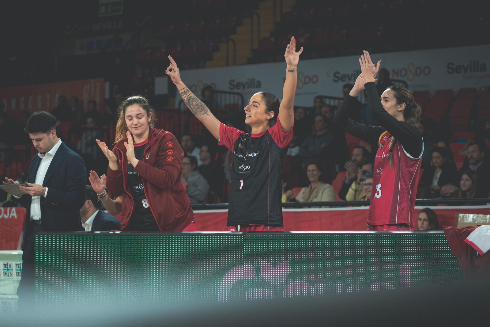 El banquillo anima al Cajasol Baloncesto Sevilla Femenino durante el último partido en San Pablo.