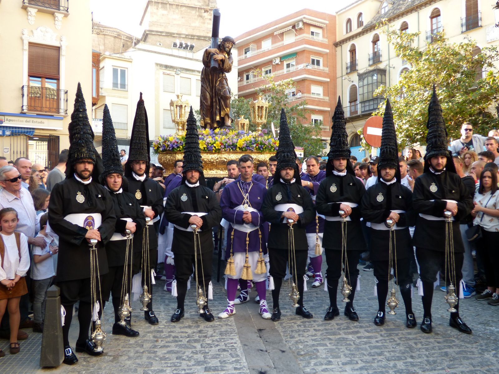 Los incensarios, ante el paso.