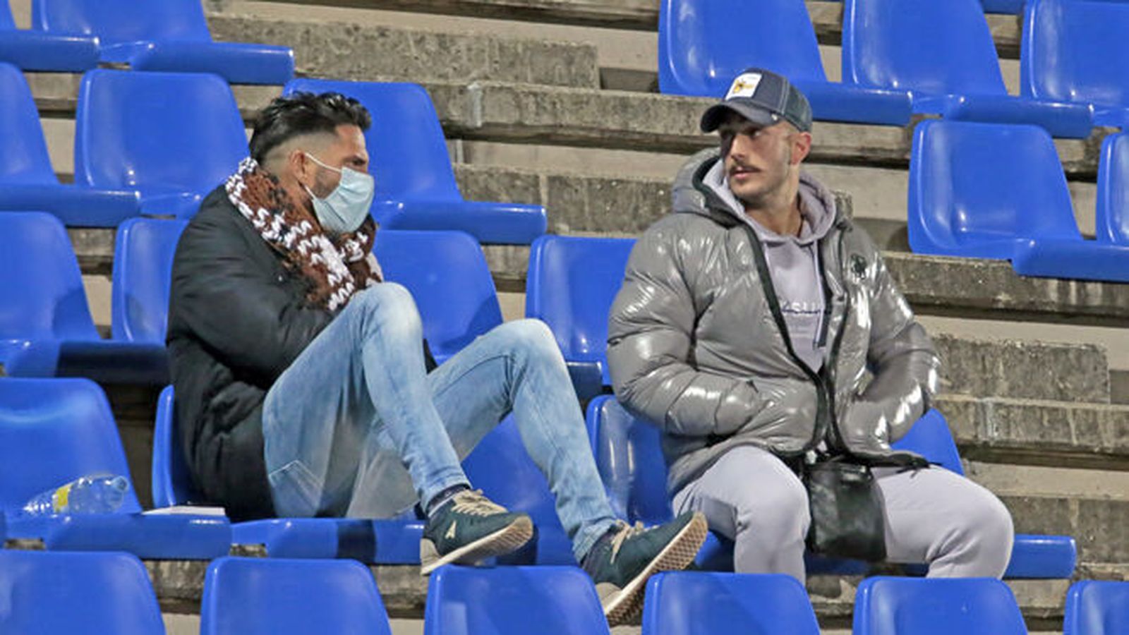Ramón Verdú, junto a Joselillo en la grada del Pedro Garrido en el partido contra el Pozoblanco.