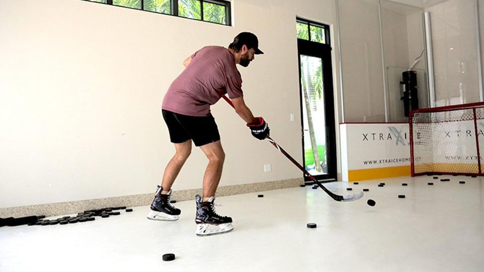 Un estadounidense practica su deporte favorito en casa en una pista de Xtraice.