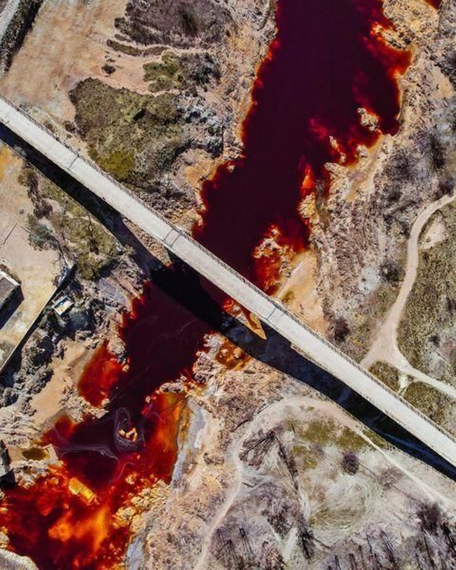 La textura del Puente Gadea, con el Río Tinto a su paso, dibuja un paisaje extraterrestre