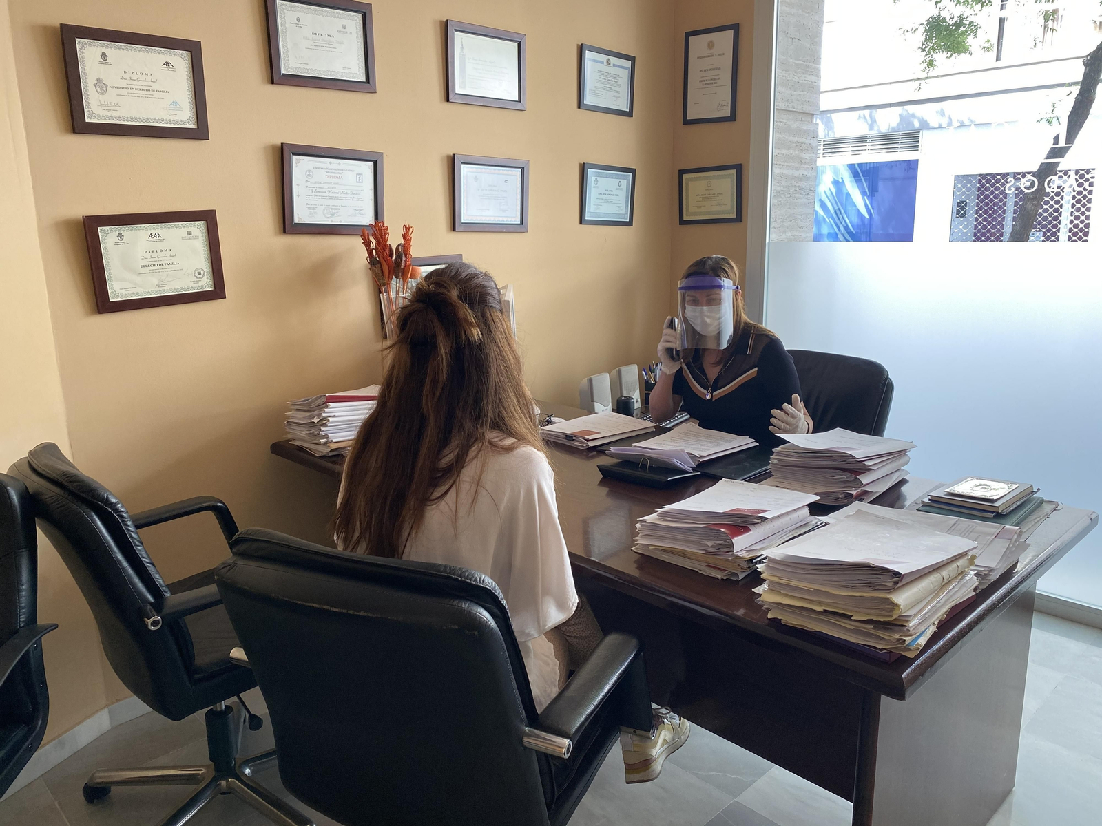 Irene González Angel, trabajando en su despacho con medidas de protección