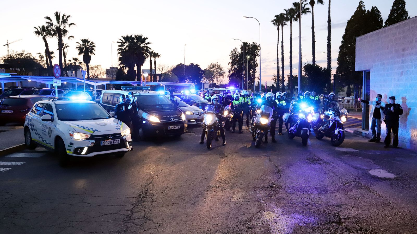 Agentes de la Policía Nacional y de la Local de Huelva, en el aplauso a los sanitarios del Juan Ramón.
