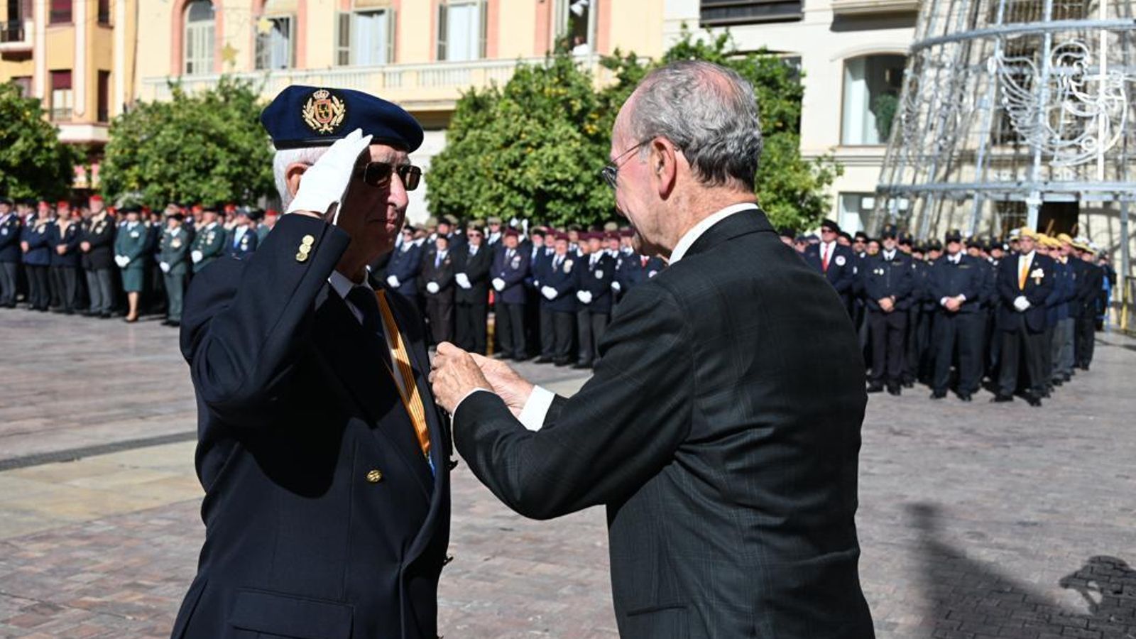 De la Torre entregando la cruz al mérito naval al veterano Jaime Manuel Marqueta.