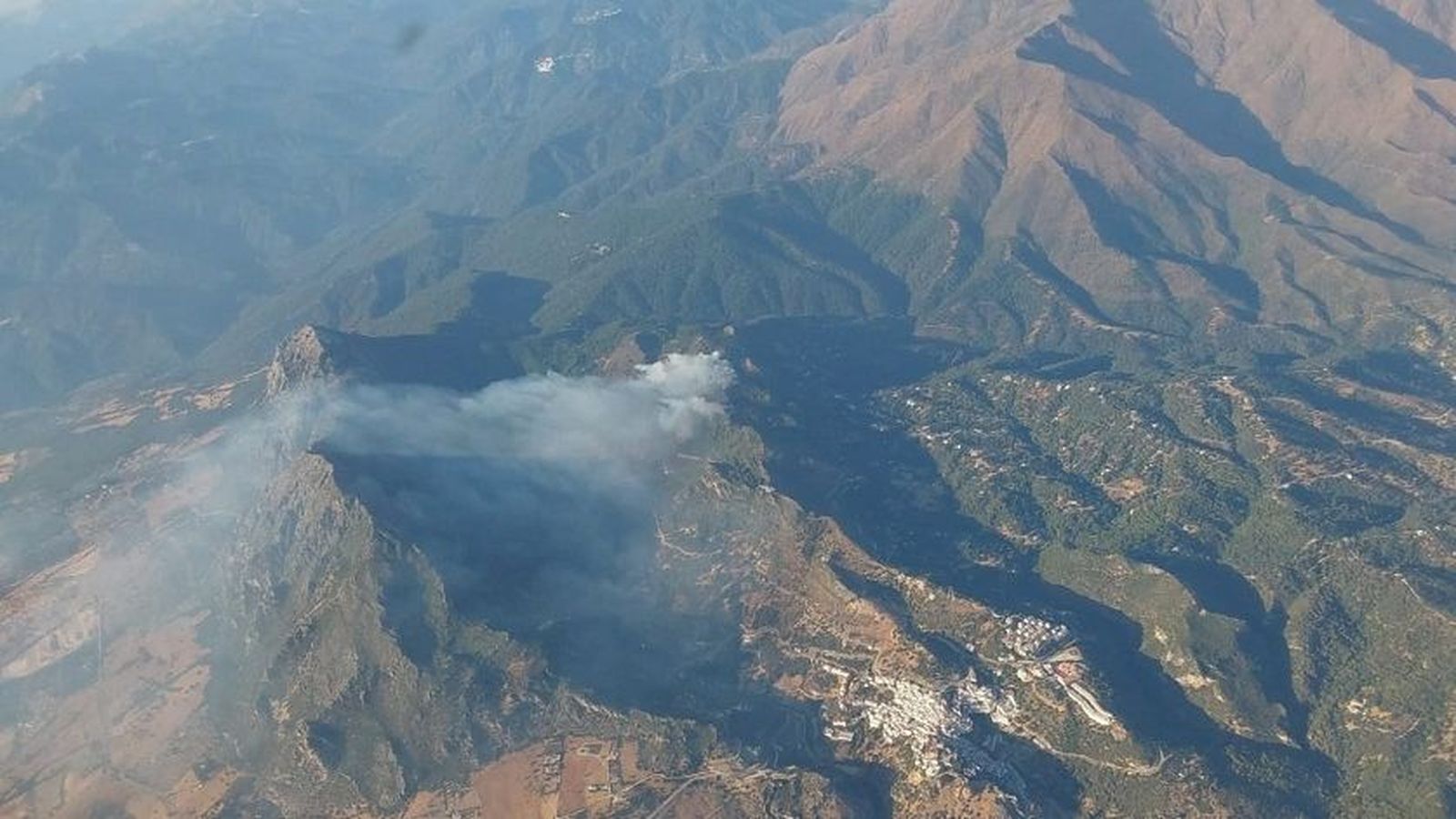 Vista del incendio forestal en Casares.