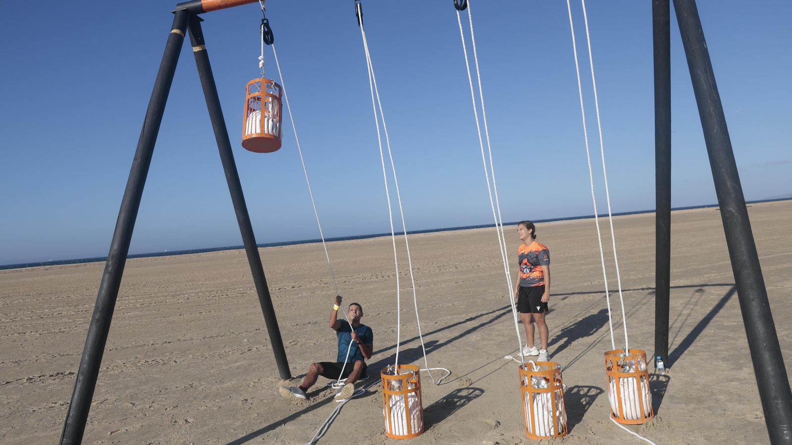 Carrera de obstáculos Adrenaline Race, en la playa de los Lances, en imágenes