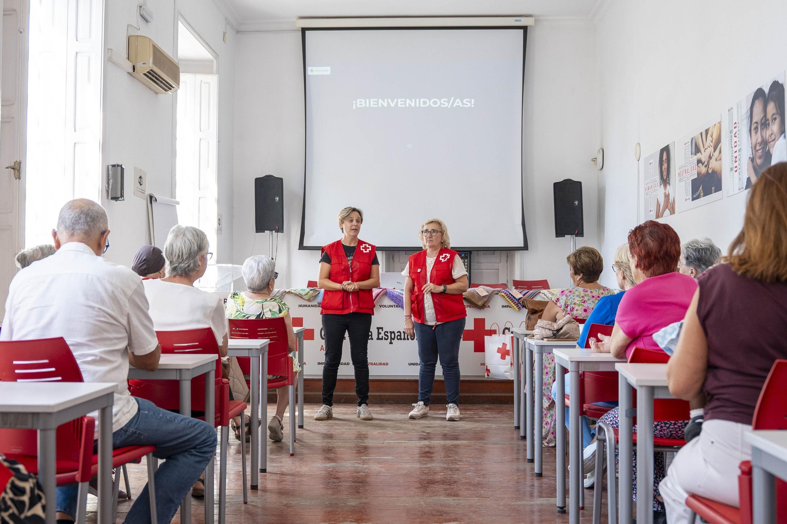 Cruz Roja realiza la entrega de mantitas solidarias a las familias de acogida