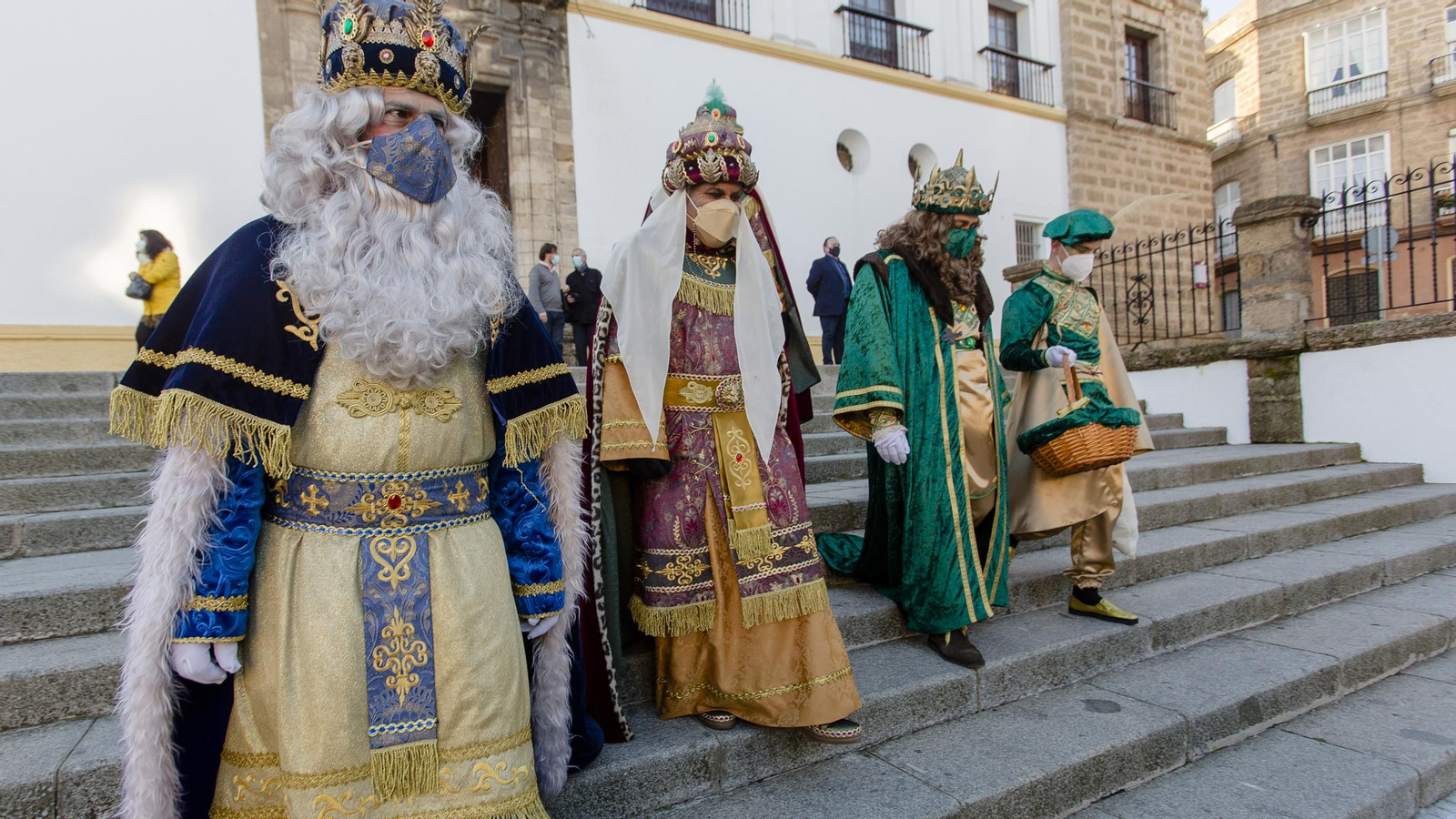 En imágenes: Los Reyes Magos recorren los barrios de Cádiz