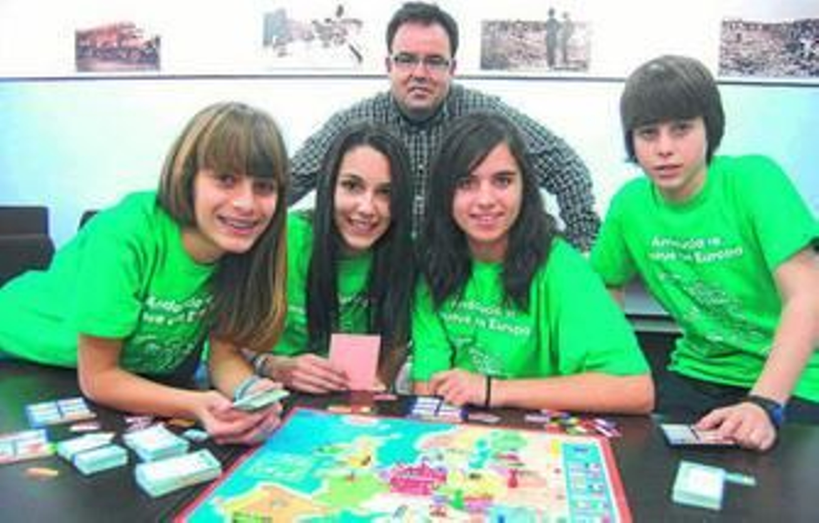 Los miembros del equipo con el profesor Alfonso Poza.