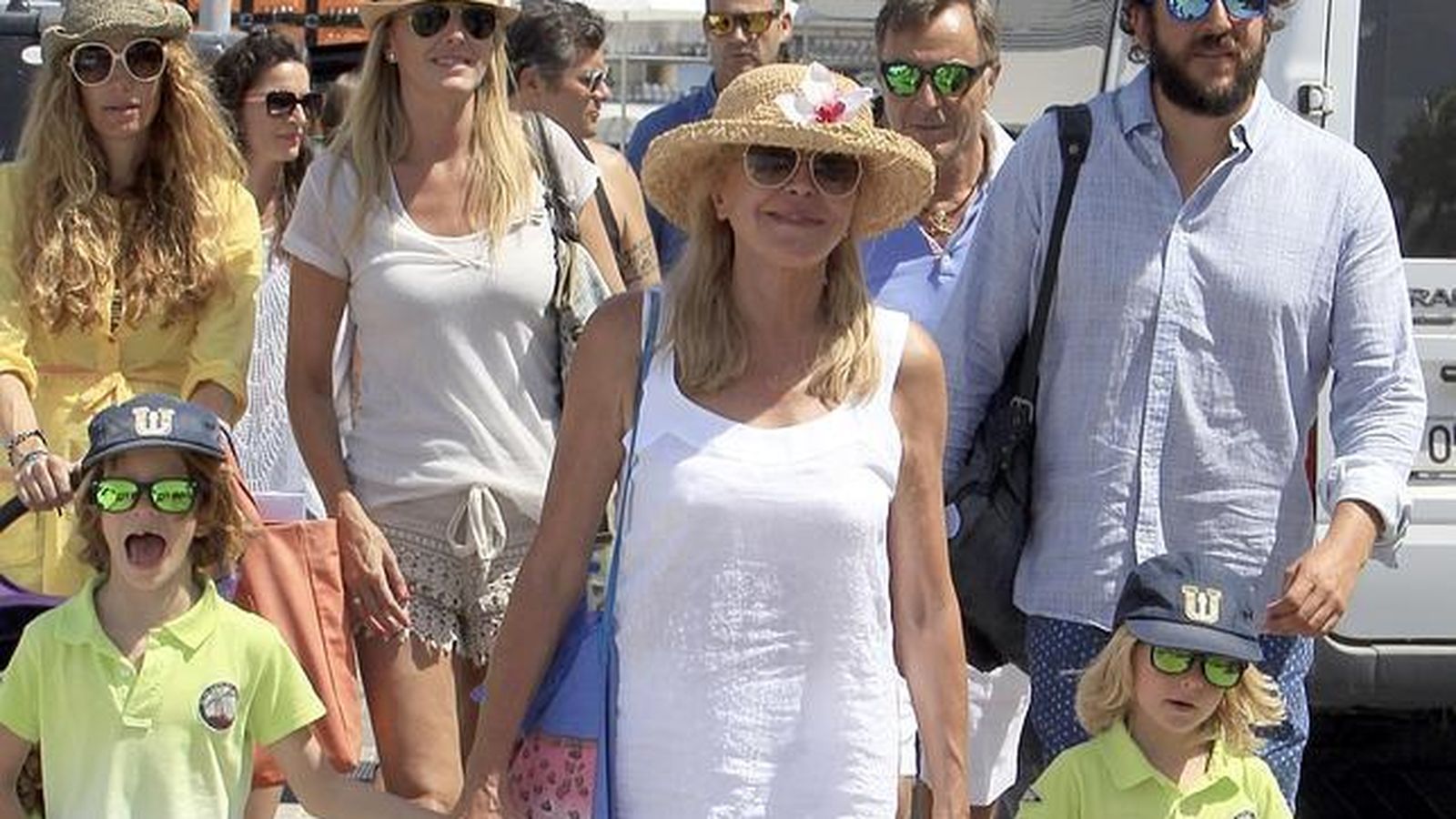 Carmen Cervera lleva de la mano a sus dos nietos mayores. Le siguen su hijo Borja, Blanca Cuesta y el tristemente desaparecido Manolo Segura, padre de Borja.