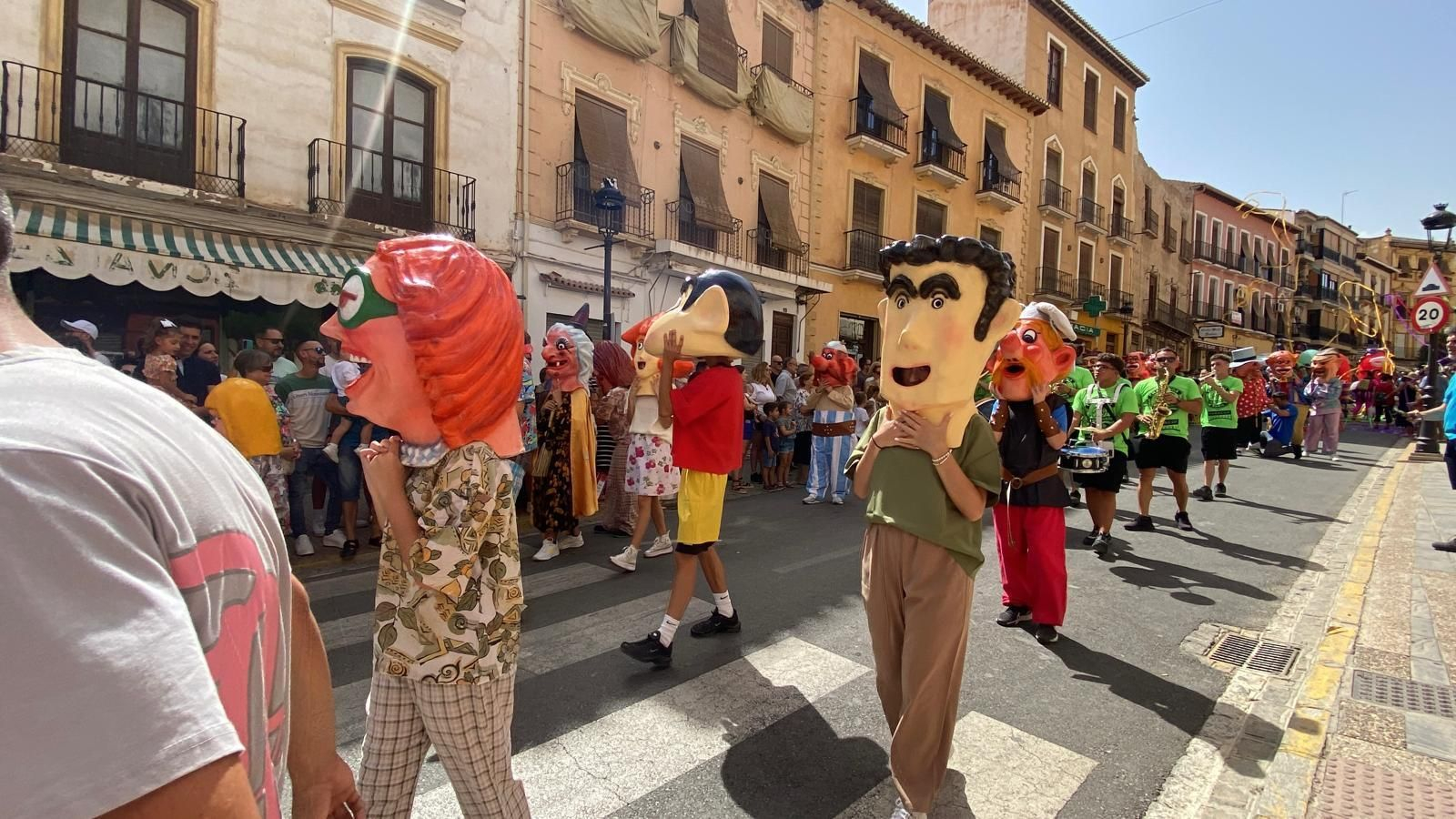 Así ha sido la Pública de Fiestas de este pueblo de Granada: Gigantes y Cabezudos recorren sus calles