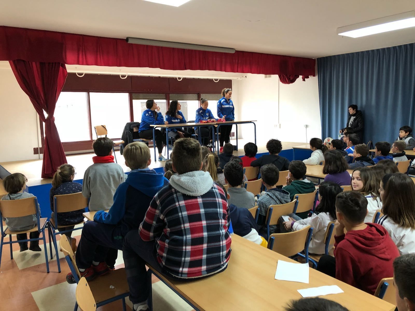 Gran expectación en Aracena con la visita de las jugadoras del Fundación Cajasol Sporting de Huelva.