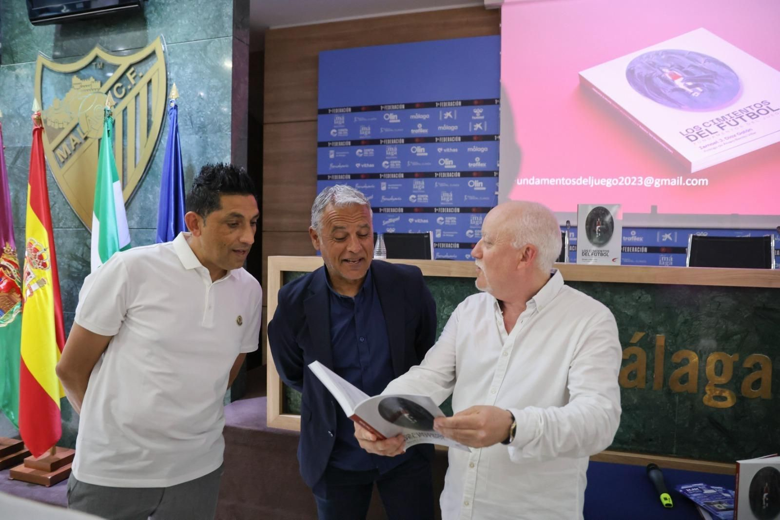 La plana mayor del Málaga CF, en la presentación del libro de Ismael Díaz