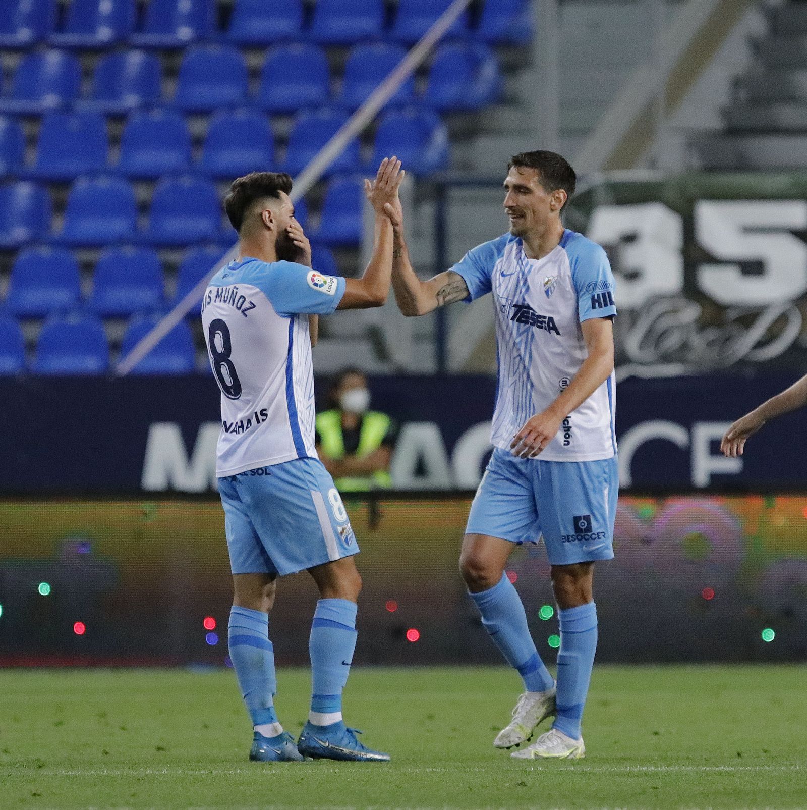 Scepovic saluda a Luis Muñoz tras su gol.