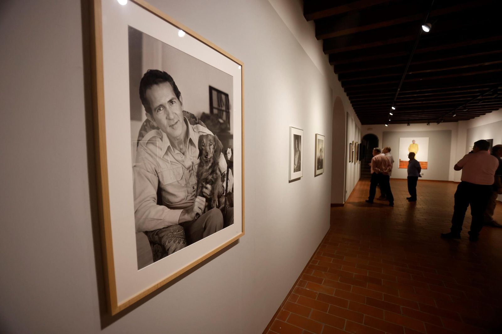 La exposición que repasa en retratos la vida de Antonio Gala, en imágenes