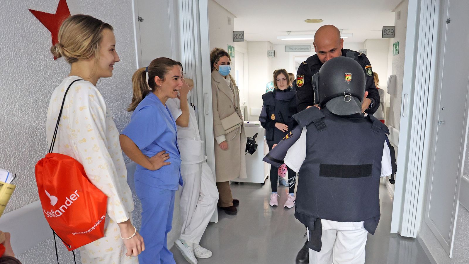 La Policía Nacional de Jerez con los niñ@s hospitalizados en el Hospital Universitario