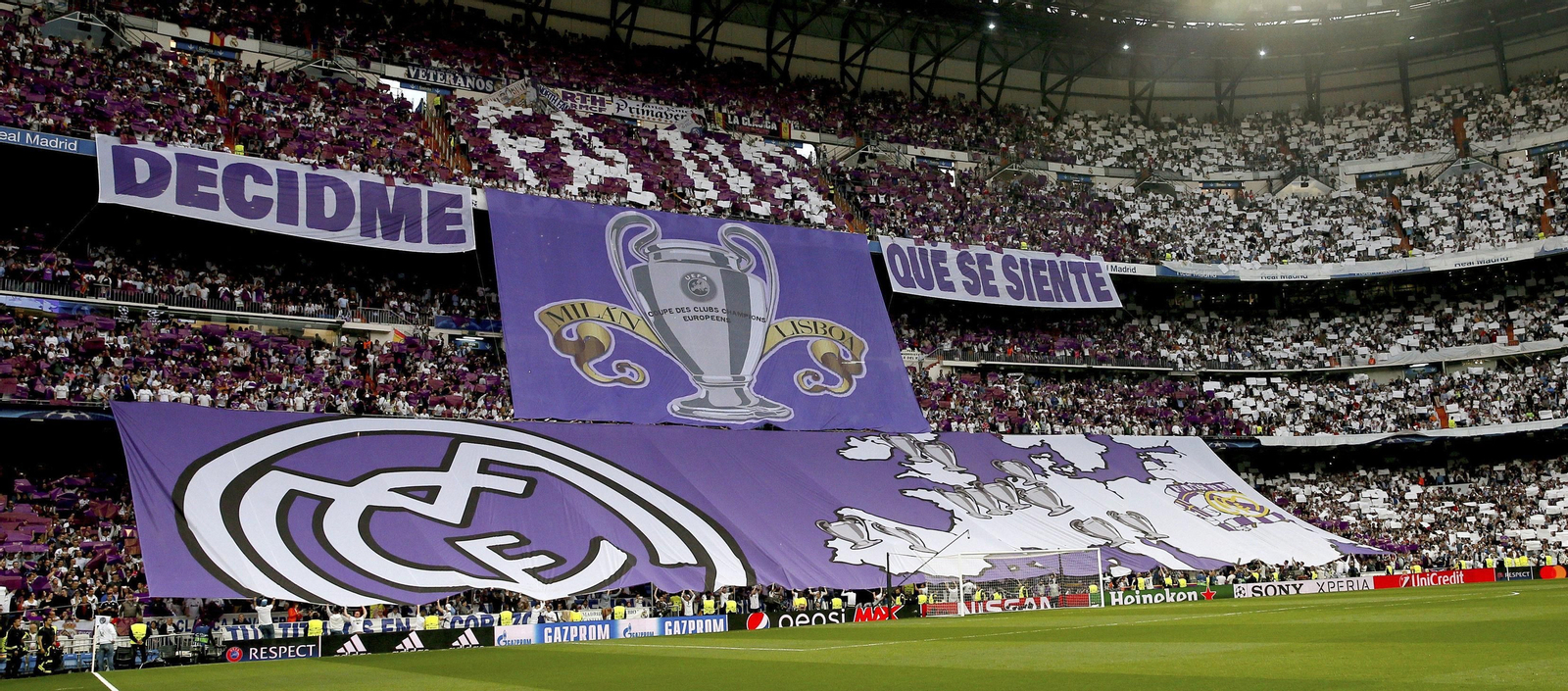 Los aficionados del Real Madrid muestran un tifo con un mensaje al rival.