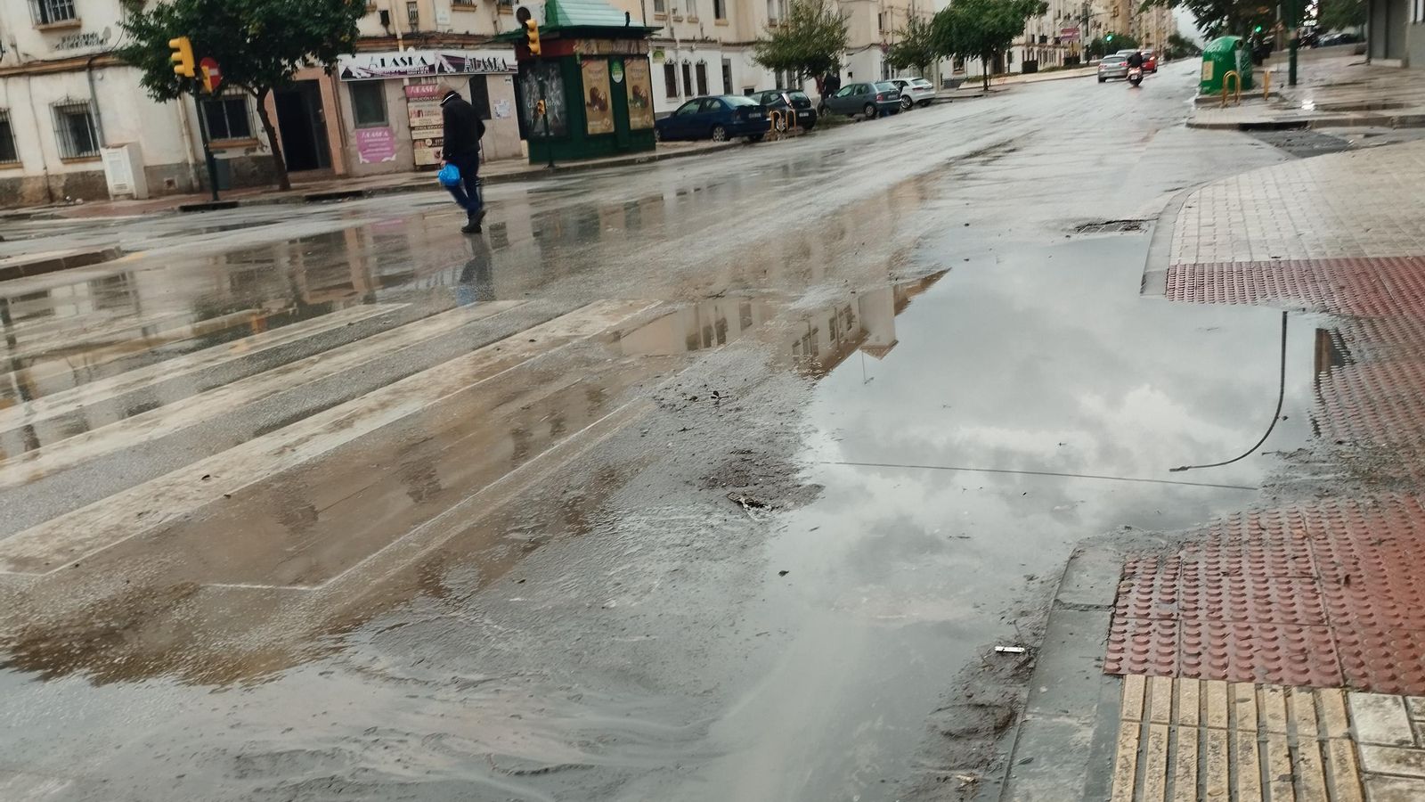 La Avenida de Velázquez cubierta de lodo tras el paso de la riada. La Avenida de Velázquez cubierta de lodo tras el paso de la riada.