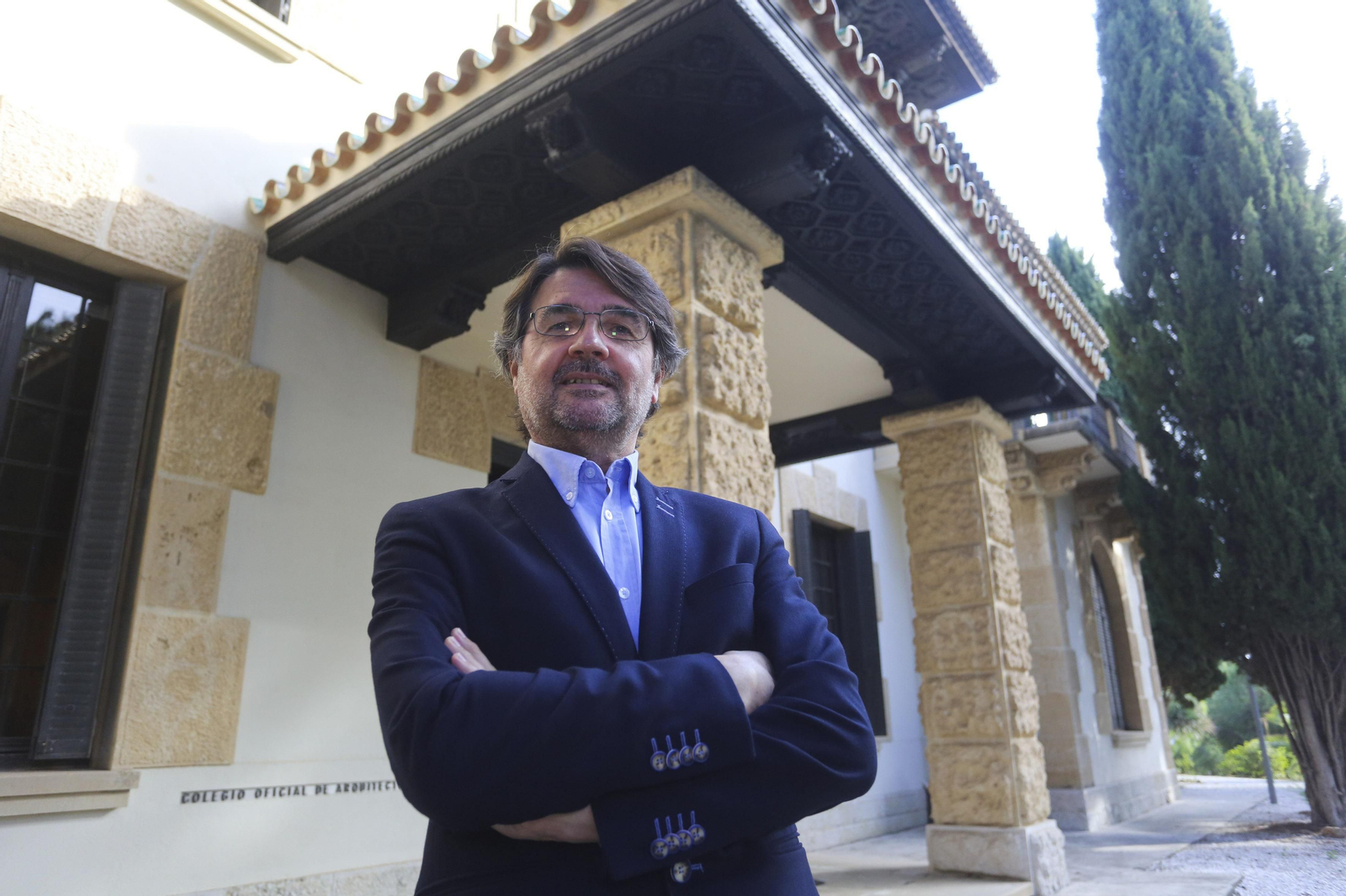 Francisco Sarabia posa ante la sede del Colegio de Arquitectos de Málaga.