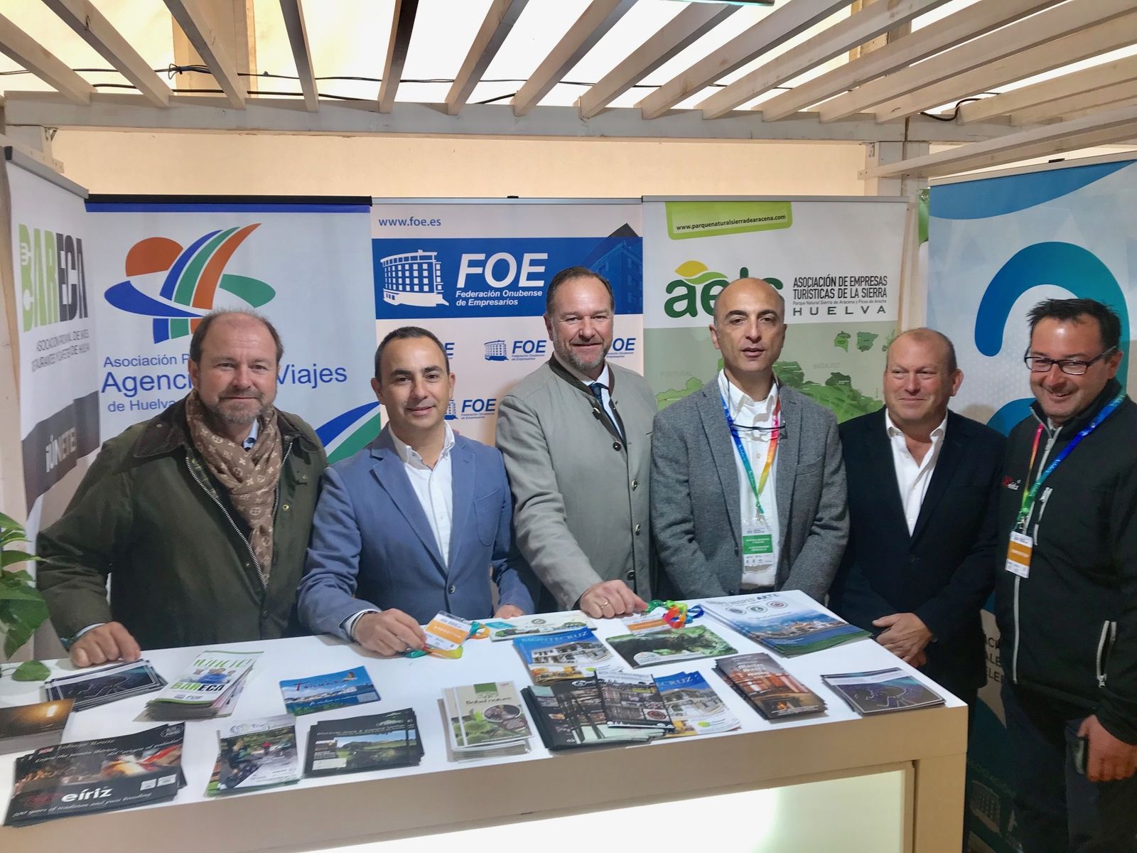 Representantes de la FOE y del Consejo Empresarial de Turismo, en la feria almonteña.