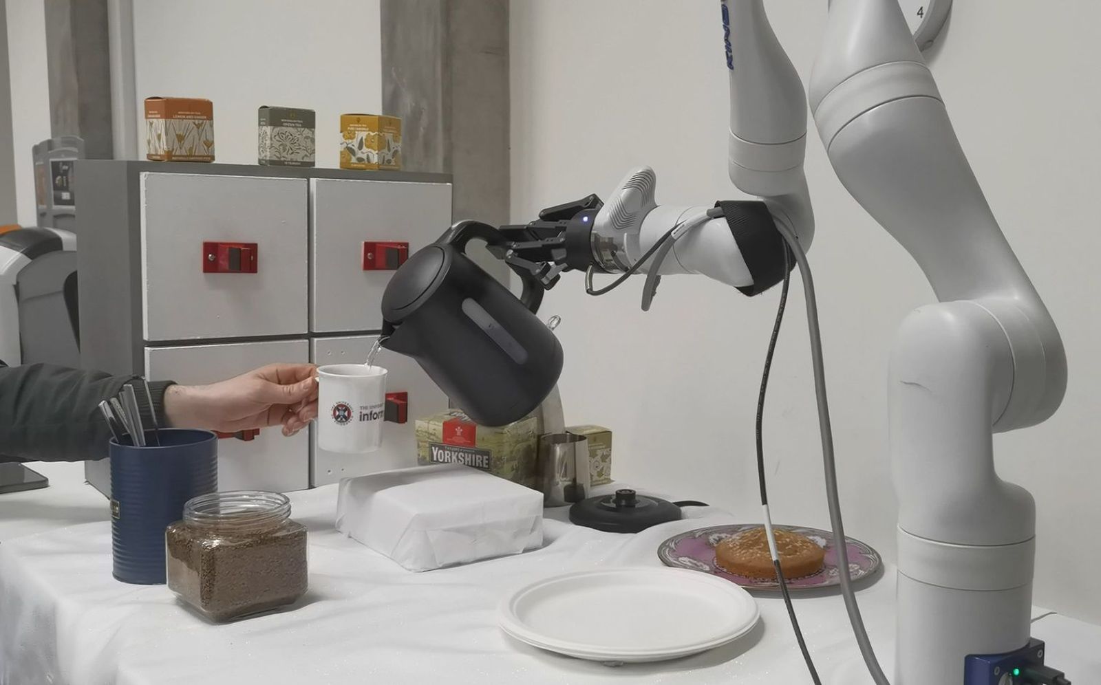 Robot desarrollado por la Universidad de Edimburgo que prepara café de forma autónoma gracias a inteligencia  artificial  avanzada.