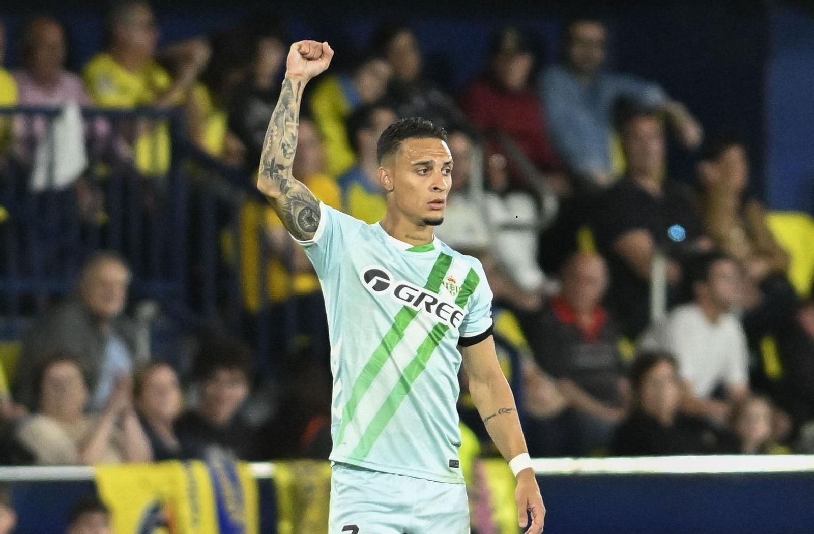 Antony celebra uno de los goles al Villarreal.